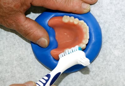 A customized silicone base stabilizes the denture and makes cleaning easier. 