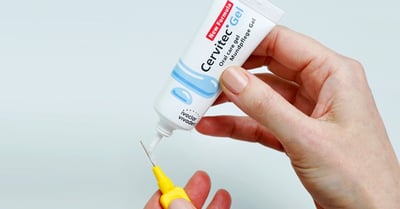 The oral care gel is precisely applied on the interdental brush with the help of the convenient dispensing tip.