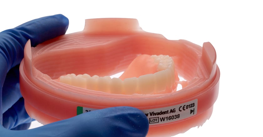 La prótesis maxilar inmediatamente después del fresado de precisión en el PrograMill PM7